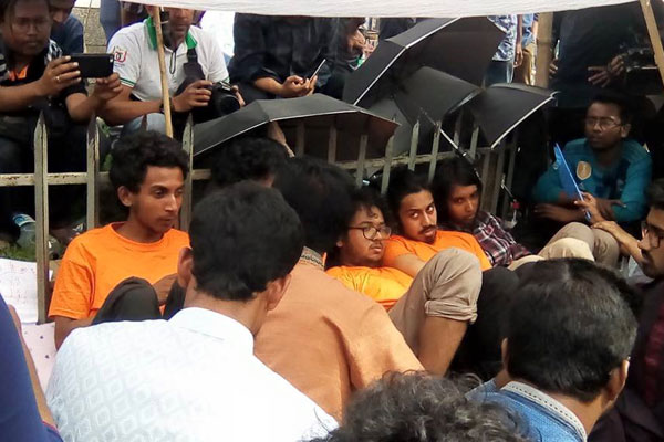 অনশন চলছেই, খোঁজ নেয়নি প্রশাসন