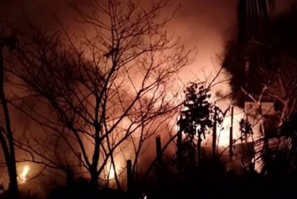 নারায়ণগঞ্জে তুলার গোডাউনে আগুন