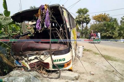 কুয়াকাটায় বাস দুর্ঘটনায় ১৫ পর্যটক আহত