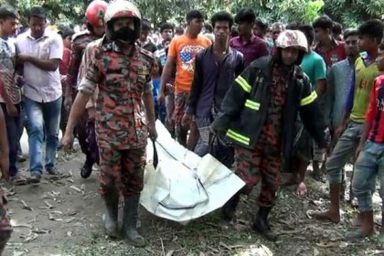নাটোরে পথচারী নিহত, ৩ ট্রাক্টরে অগ্নিসংযোগ