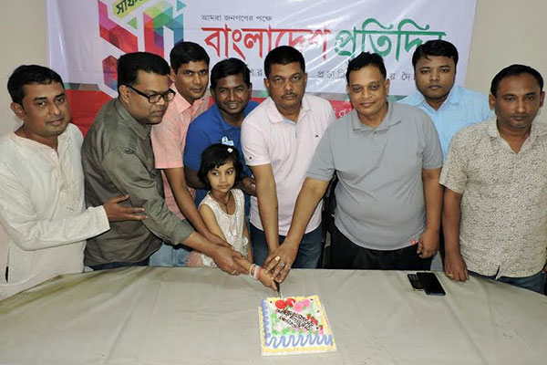 মাগুরায় কেক কেটে বাংলাদেশ প্রতিদিনের প্রতিষ্ঠাবার্ষিকী উদযাপন