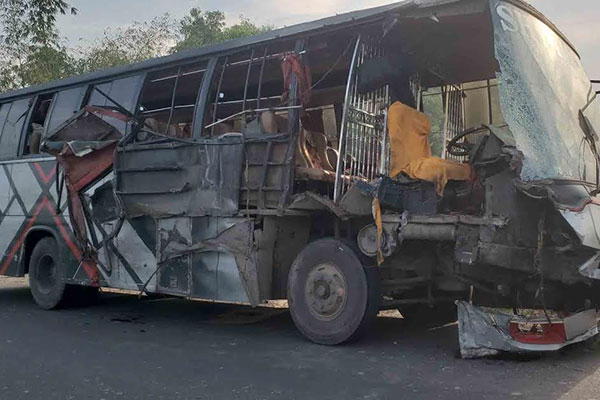 ব্রাহ্মণবাড়িয়ায় দুই বাসের মুখোমুখি সংঘর্ষে চালক নিহত