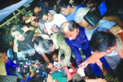 প্রো-ভিসির আশ্বাসে শিক্ষার্থীরা ভাঙলেন অনশন 
