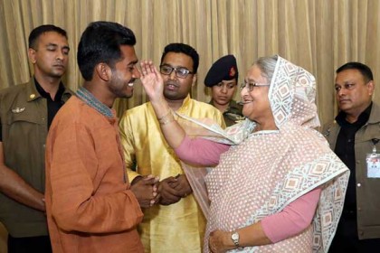 আপনার মাঝে আমার মায়ের প্রতিচ্ছবি পাই, প্রধানমন্ত্রীকে ভিপি নুর 