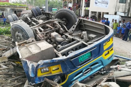 আমতলীতে বাস খাদে পড়ে আহত ৩৭