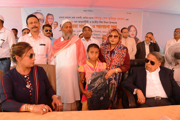 যথাযথ মর্যাদায় শরীয়তপুরে বঙ্গবন্ধুর জন্মবার্ষিকী ও জাতীয় শিশু দিবস উদযাপন

