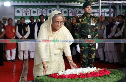 বঙ্গবন্ধুর প্রতিকৃতিতে প্রধানমন্ত্রীর শ্রদ্ধা নিবেদন 