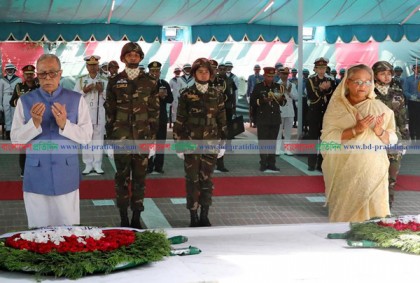 বঙ্গবন্ধুর সমাধিতে রাষ্ট্রপতি ও প্রধানমন্ত্রীর শ্রদ্ধা নিবেদন