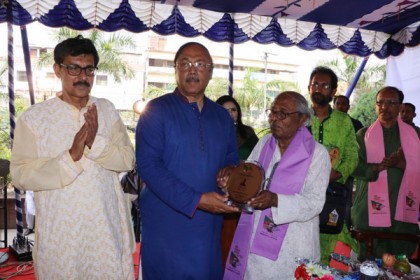 হাসান আজিজুল হক ও গোলাম আরিফ টিপুকে সংবর্ধনা 

