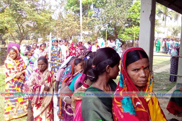 সিলেটে চা বাগান কেন্দ্রগুলোতে নারী ভোটারদের দীর্ঘ লাইন