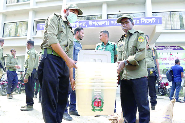 কেন্দ্রে পাঠানো হচ্ছে নির্বাচনী সরঞ্জাম