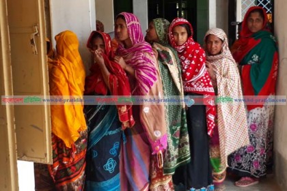 নওগাঁয় নারী ভোটারদের উপস্থিতি বেশি
