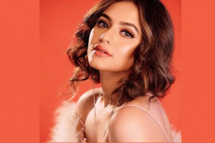 মিমি বাদ, বিরসা দাশগুপ্তের ছবিতে নুসরাত ফারিয়া