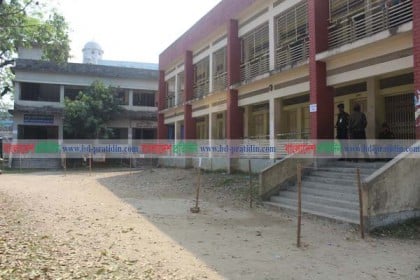 ভোটকেন্দ্রে খোশ-গল্পে কাটছে নির্বাচন কর্মকর্তাদের সময়!