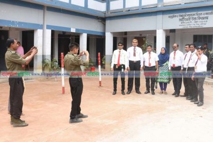 ভোটার নেই, ছবি তোলায় ব্যস্ত আনসার সদস্যরা