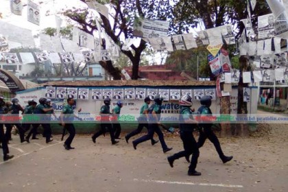 ভোট দিয়ে দুই প্রার্থীর কোলাকুলি, দিন শেষে মারামারি
