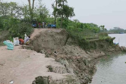 মাদারীপুরে একরাতে সংযোগ সড়ক নদীগর্ভে, যোগাযোগ বিঘ্নিত

