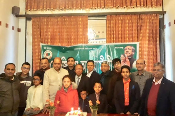 বেলজিয়ামে কেক কেটে বঙ্গবন্ধুর জন্মবার্ষিকী উদযাপন