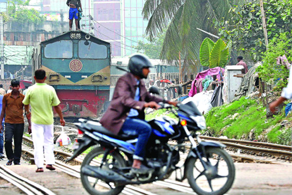 রাজধানীর লেভেলক্রসিংয়ে মৃত্যুঝুঁকি