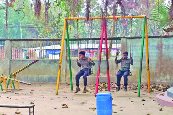 ভোটার না থাকায় বিনোদনে মেতেছেন দুই নিরাপত্তা কর্মী