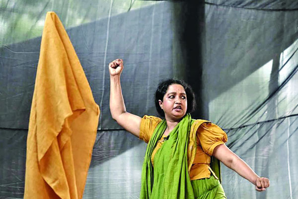 ২০০তম মঞ্চায়নে মোমেনার ‘লালজমিন’