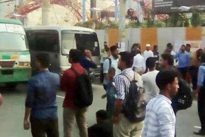 বাস চাপায় ছাত্র নিহত, রাস্তা অবরোধ শিক্ষার্থীদের