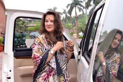 শাড়ির আঁচল খসে পড়ার পর অশ্লীল মন্তব্যের মুখে মুনমুন সেন