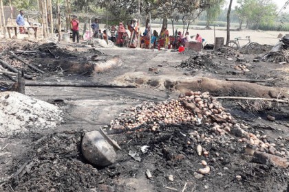 বিরলে দু'টি বাড়িতে আগুন


