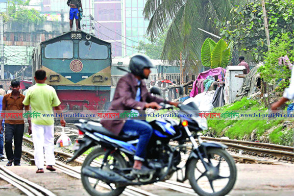 গোপালগঞ্জে ট্রেনের ধাক্কায় মোটরসাইকেলের ৩ আরোহী নিহত