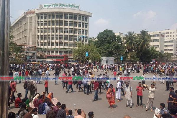 নিরাপদ সড়কের দাবিতে শাহবাগে শিক্ষার্থীদের বিক্ষোভ
