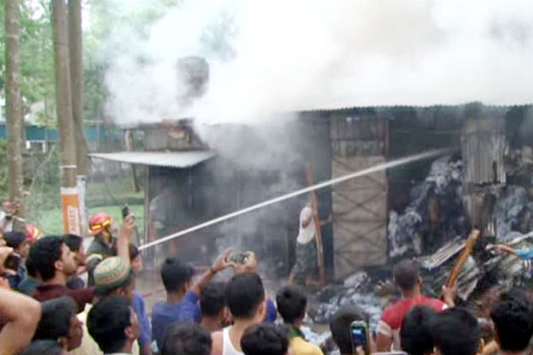 লক্ষ্মীপুরে অগ্নিকাণ্ডে পুড়ে গেছে ২ ব্যবসায়িক প্রতিষ্ঠান  

