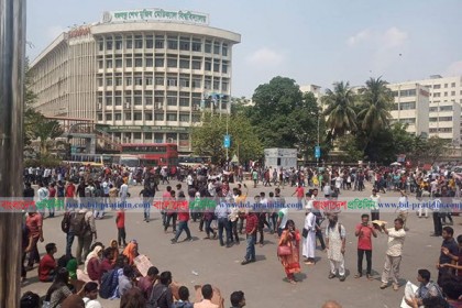 নিরাপদ সড়কের দাবিতে শাহবাগে শিক্ষার্থীদের বিক্ষোভ