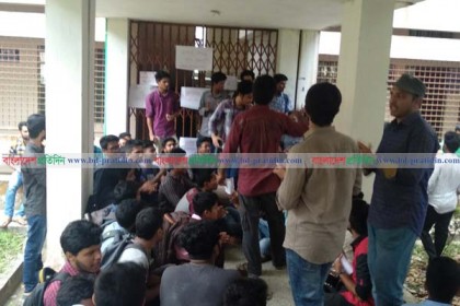 হল প্রভোস্টকে অবরুদ্ধ রেখে আন্দোলনে চবি শিক্ষার্থীরা