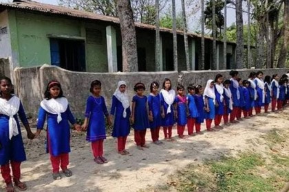 সিংড়ায় স্কুলের যাতায়াতের রাস্তায় বেড়া, শিক্ষার্থীদের মানববন্ধন

