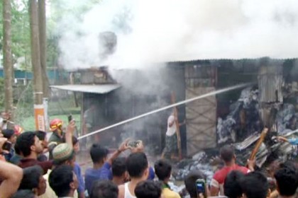 লক্ষ্মীপুরে অগ্নিকাণ্ডে পুড়ে গেছে ২ ব্যবসায়িক প্রতিষ্ঠান  

