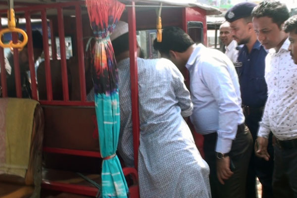 বরিশালে ভ্রাম্যমাণ আদালতে ৮ অটোরিকশাকে জরিমানা 

