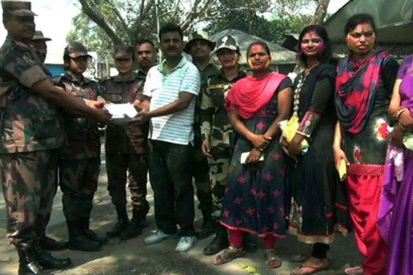 হিলি সীমান্তে দোলযাত্রায় বিজিবি-বিএসএফ মিষ্টি বিনিময়