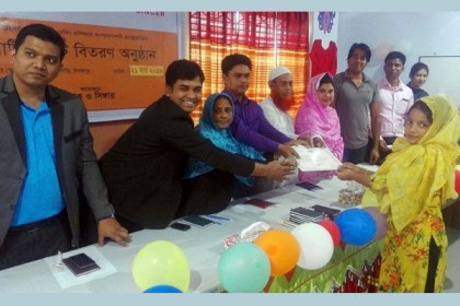 দিনাজপুরে ৪২ নারীর মাঝে সেলাই উপকরণ বিতরণ