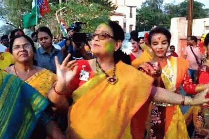 লোকসভার ভোট : রঙকে হাতিয়ার করেই প্রচারণা রাজনীতিকদের