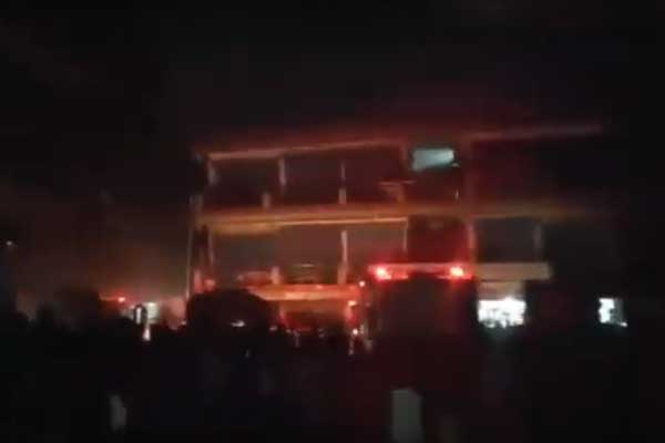 রাজধানীর নিউমার্কেট এলাকায় ভবনে আগুন