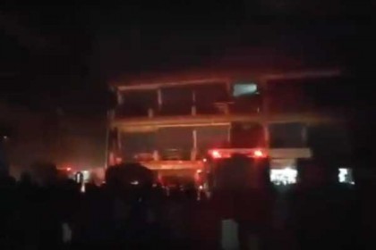 রাজধানীর নিউমার্কেট এলাকায় ভবনে আগুন
