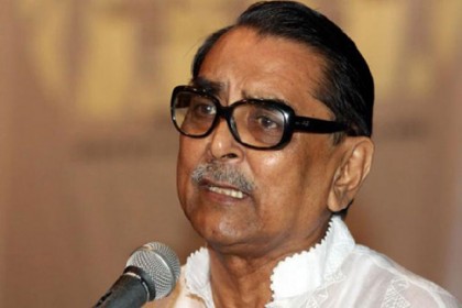 রাজধানীতে বাসের ধাক্কায় ক্ষতিগ্রস্ত মেননের গাড়ি