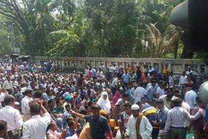 শিক্ষা প্রতিষ্ঠান ছেড়ে এমপিওভুক্তির দাবিতে সড়কে শিক্ষকরা
