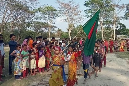 দুর্যোগ ঝুঁকি থেকে জীবন ও সম্পদ রক্ষায় মাঠ মহড়ায় হাজারো মানুষ