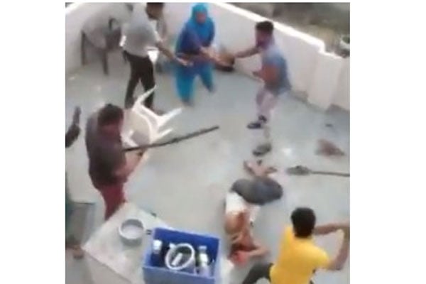 ভারতে বাড়িতে ঢুকে মুসলিম পরিবারকে বেধড়ক মার (ভিডিও)