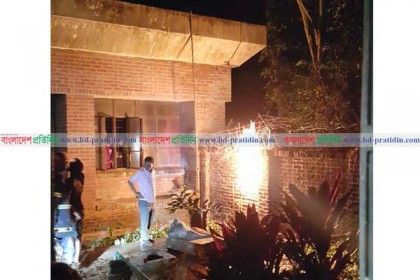 রাতে শাবির ছাত্র হলে আগুন