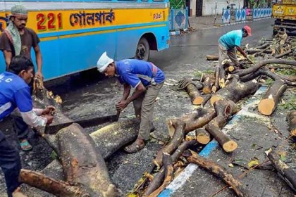 পশ্চিমবঙ্গে কালবৈশাখীর তাণ্ডবে ৩ জনের প্রাণহানি, জনজীবন বিপর্যস্ত
