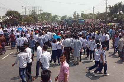 সড়ক দুর্ঘটনায় স্কুলছাত্র নিহত; প্রতিবাদে ঢাকা-সিলেট মহাসড়ক অবরোধ