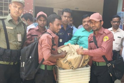 মাগুরার চার উপজেলায় নির্বাচনী সরঞ্জাম বিতরণ