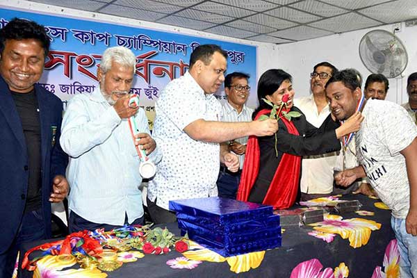 বসুন্ধরা কিংস কাপ ফুটবল টুর্নামেন্টের চ্যাম্পিয়ন দলকে দিনাজপুরে সংবর্ধনা